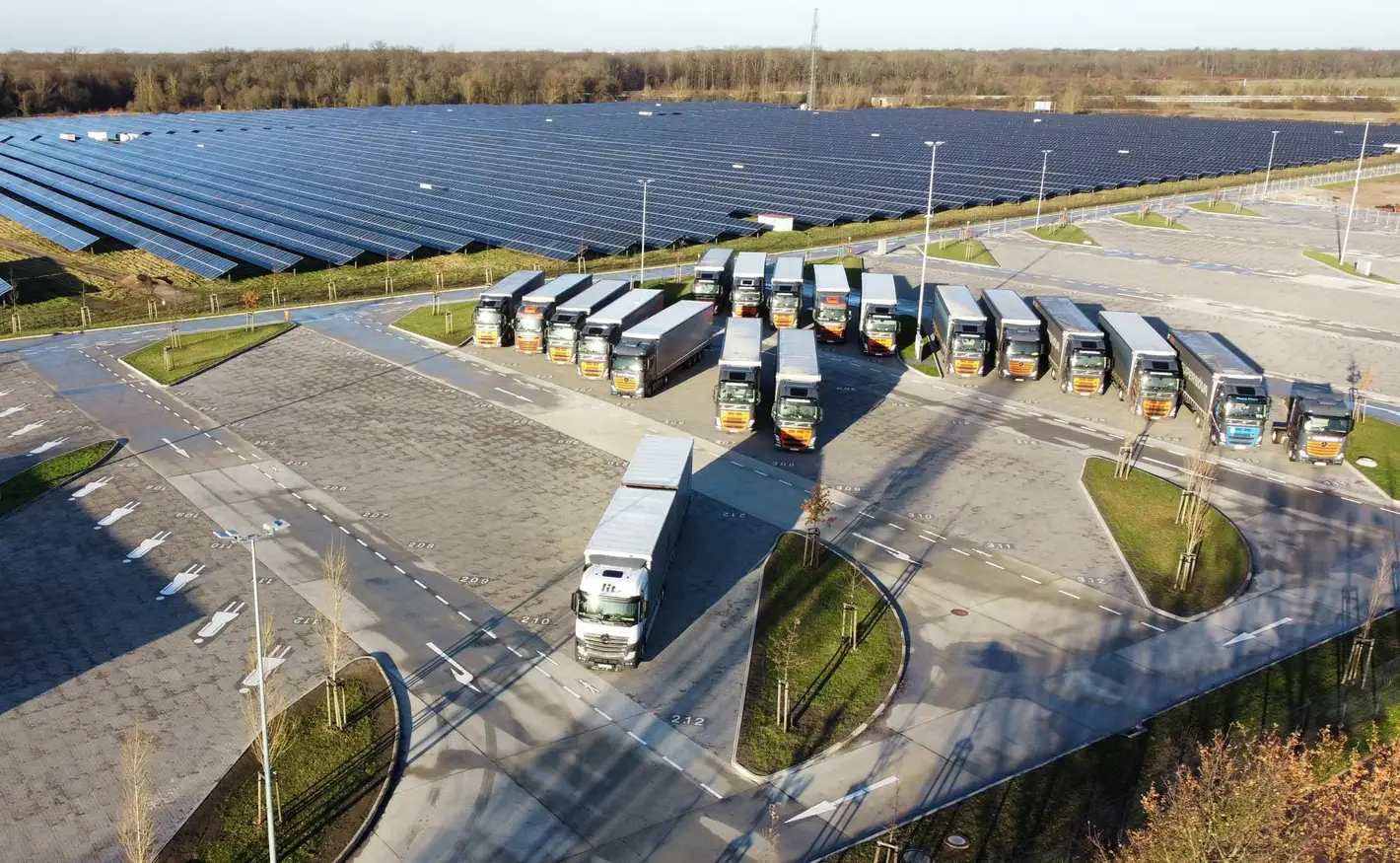 xxlkw-parking.de_Secure PArking Elbebrücke_LKW Parkplatz A9 Ausfahrt Vockerode_Sicherheitsparkplatz_Parkplatz mit Blick auf Solarfeld